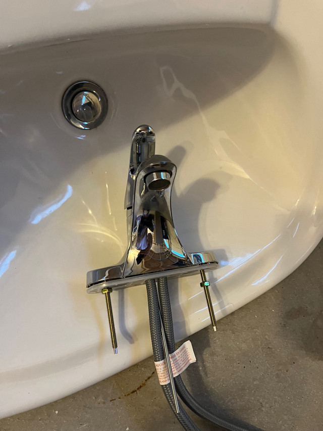 Pedestal Sink with leg including faucet  dans Plomberie, éviers, toilettes et bains  à Ville de Toronto - Image 3