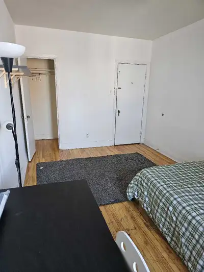 10 mn à pied du métro ou en 5 mn en bus. Chauffage et électricité inclus. 11m². Sans vis à vis.