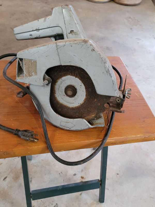 Black and Decker Circular Saw 7 1/4" with blade in Power Tools in North Bay - Image 3