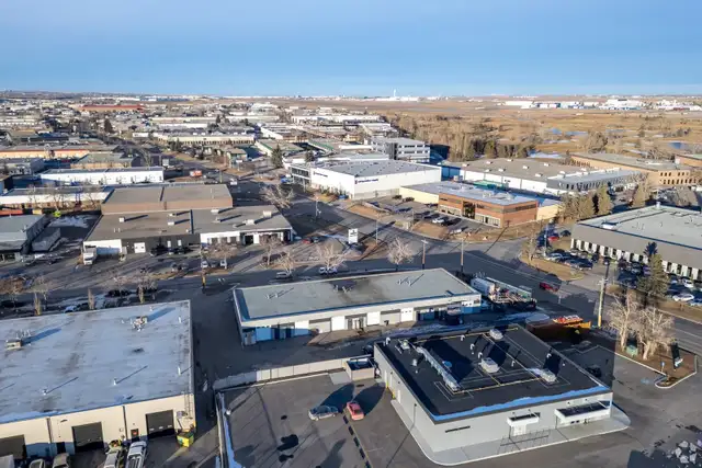 NE Calgary Bay 6 Industrial Flex Bay with Fenced Yard