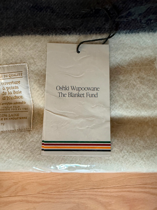 New King Size Hudson Bay Point Blanket in Bedding in Kitchener / Waterloo - Image 3