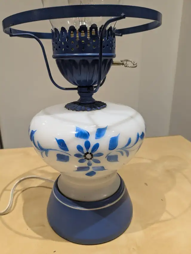 Vintage Electric Hurricane Lamp – Works Great! in Indoor Lighting & Fans in City of Toronto - Image 4