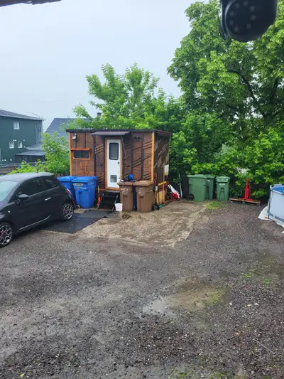 Je vend une petite roulotte artisanale intérieur isoler avec laine mineral et isofoil prêt a mettre...