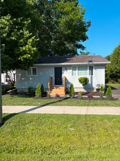 Port McNicoll, ON House for sale by owner. 2 bedroom, 1 bathroom, large lot. Fully renovated. Privat...