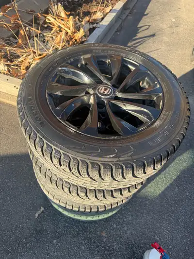 Ensemble de 4 pneus d’hiver Nokian Nordman 5 cloutés montés sur mags Honda/hyundai. Détails : • Marq...
