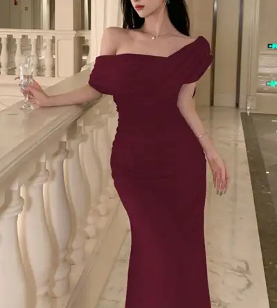 This is a sophisticated and flattering burgundy evening gown, perfect for making a statement at any...
