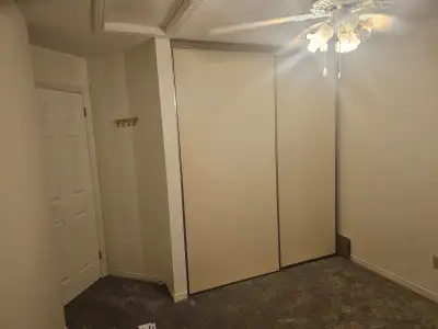 A private room in a clean town house located in South Keys area. It's a 45 second(s) walk to the bus...