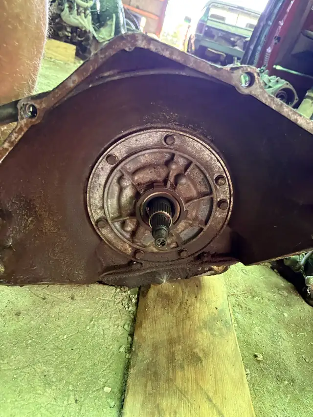 1995 305 motor with transmissiony and transfer case in Engine & Engine Parts in Barrie - Image 5