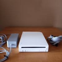 WHITE WII - CONSOLE + POWER CORD + AV CABLE - VERY CLEAN