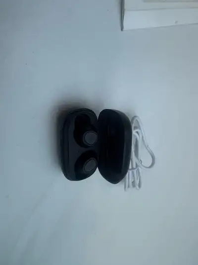 Je vends ces écouteurs sans fil IQ en bon état, parfaits pour une écoute quotidienne pratique. Ces é...
