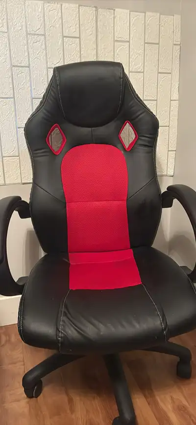Hi name is ChristopheR. I bought this chair a long time ago but I don’t use it. It’s still in really...