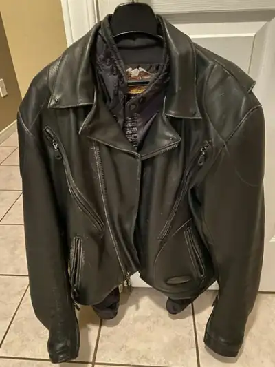 Authentic Harley-Davidson FXRG heavy duty leather jacket in good condition. Mens medium with liner a...