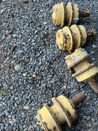 Komatsu carrier rollers to suit D80-D85 dozers (4 new rollers)