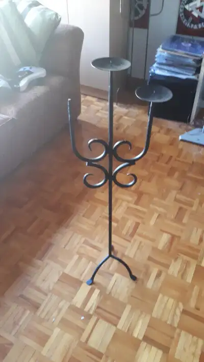 CHANDELIER FER FORGÉ. HAUTEUR 3PIED 1/2. 1 SUPPORT CHANDELLE EST DÉTACHÉ. $20.