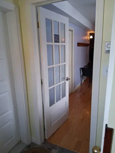 Plus de 300 pieds carrés, rez-de-chaussée, deux entrées (dont une privée, par le garage). Inclus : m...