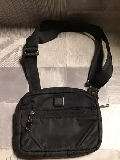 Sac antivol à bandoulière Lewis N. Clark noir, View more