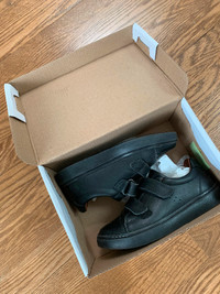 Boys 13.5 Black Leather Shoe/Souliers en cuir pour garçons 13.5