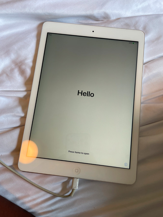 Apple iPad A1474 - Mint Condition in iPads & Tablets in City of Toronto