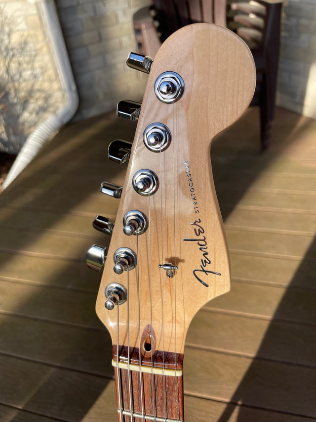 2009 Fender American Deluxe Stratocaster Guitar in Guitars in Oshawa / Durham Region - Image 4