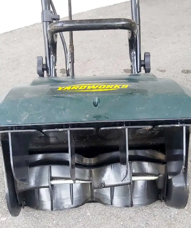 Yardworks Electric Snow Thrower Blower 9A 16" in Snowblowers in City of Toronto - Image 5