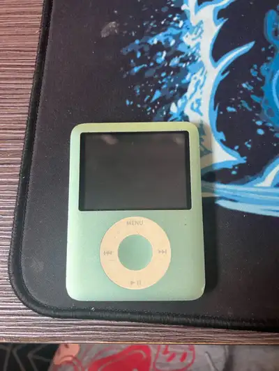 Je vends un Apple iPod vert 8GB. L'iPod est en état usagé. Voici quelques détails supplémentaires :...