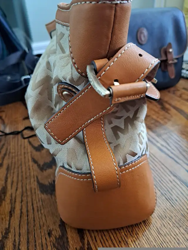 Michael Kor Large Tote Bag  in Women's - Bags & Wallets in Oakville / Halton Region - Image 3