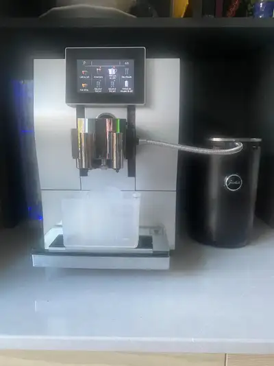 Superbe machine à café Jura Z8 en parfait état. Elle a été vérifiée, nettoyée et mise au point par l...