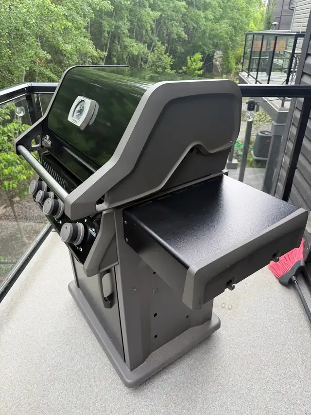 Napolean Rogue XT propane barbecue474119410811545604