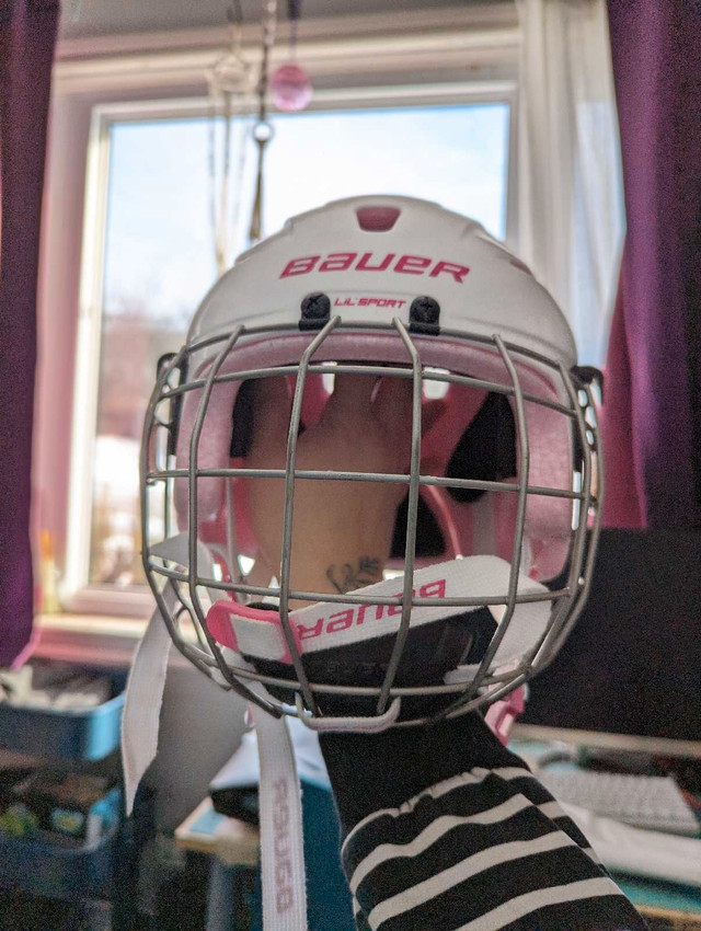 Bauer kids hockey helmet pink and white  in Hockey in Peterborough - Image 3