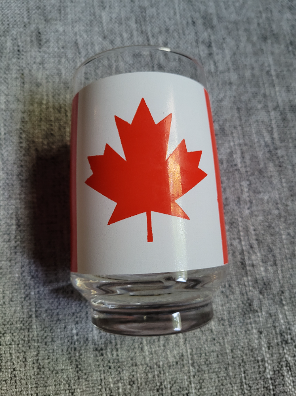 Canadian Flag Glass in Arts & Collectibles in Markham / York Region - Image 2