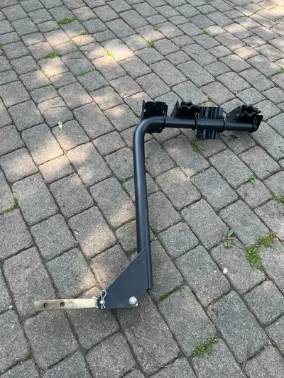Ce support à vélo m est conçu pour transporter jusqu'à quatre vélos en toute sécurité grâce à son sy...