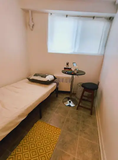 need a place today? :) easy! non smoking. wifi. close to dt.