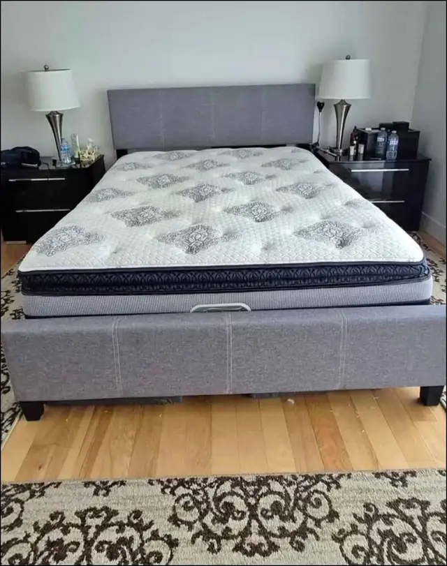 Lit Queen avec matelas à vendre  in Beds & Mattresses in City of Montréal - Image 2