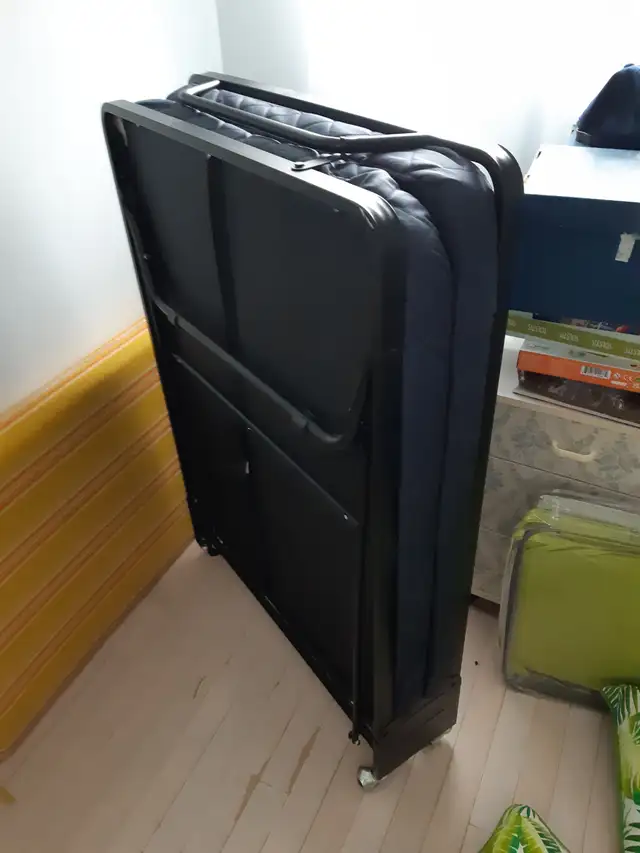 Lit d'appoint pliable à roulettes.  30pX 75p. Comme neuf. 40$ in Beds & Mattresses in Saguenay - Image 2