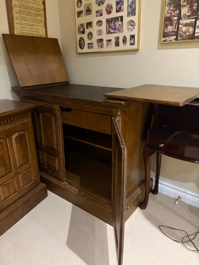 Classic Dining Room Buffet and Server in Dining Tables & Sets in City of Toronto - Image 5