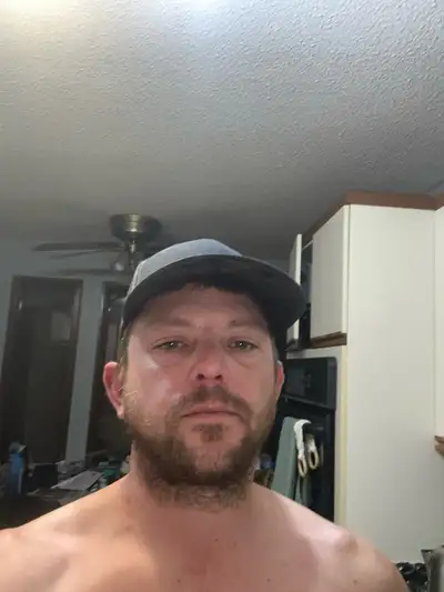 Recently separated single dad get the kid on weekends I work full time , very motivated clean and no...