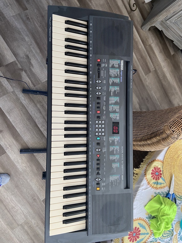 Yamaha Keybord PSR300 (W/STAND) Pianos & Keyboards City of Halifax