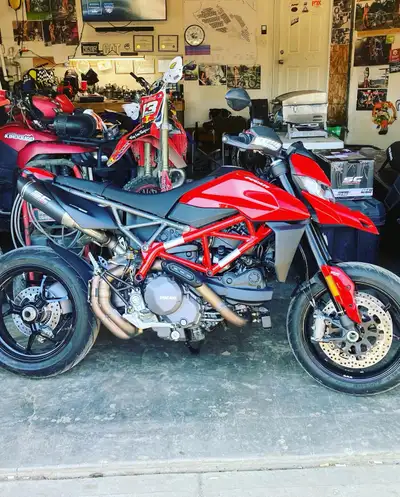 2023 Ducati Hypermotard 950. 3000km. Original owner, Never dropped, has SC project exhaust, tidy tai...