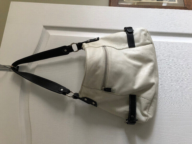 White leather purse in Women's - Bags & Wallets in Regina - Image 2