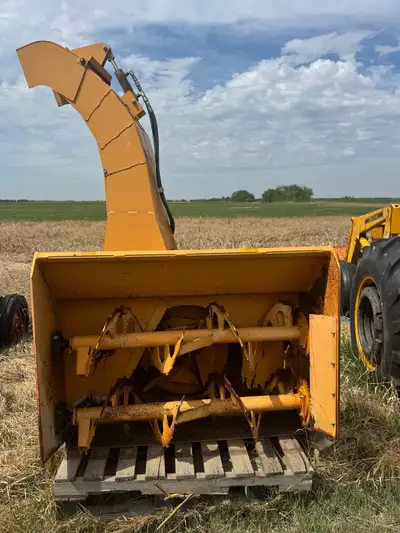 51” Trackless twin auger snowblower Very little use as you can tell that the lugs on the auger are b...