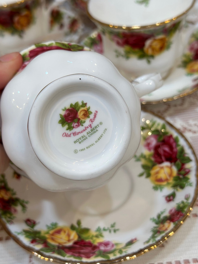 Old Country Roses Royal Albert Bone China tea cup and saucer- mi in Kitchen & Dining Wares in Oakville / Halton Region - Image 2