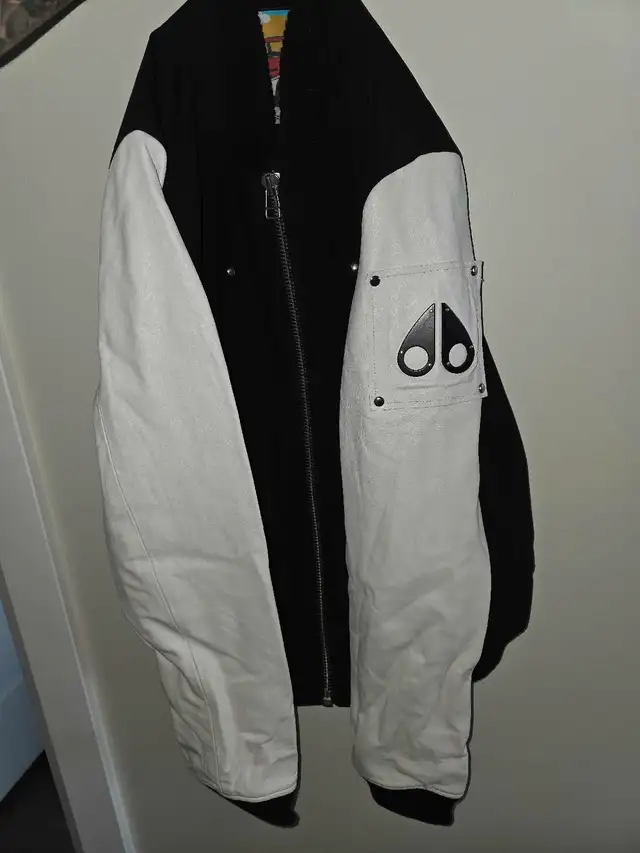 SELLING MOOSE KNUCKLE BOMBER WITH LEATHER SLEEVES in Men's in Oshawa / Durham Region - Image 6