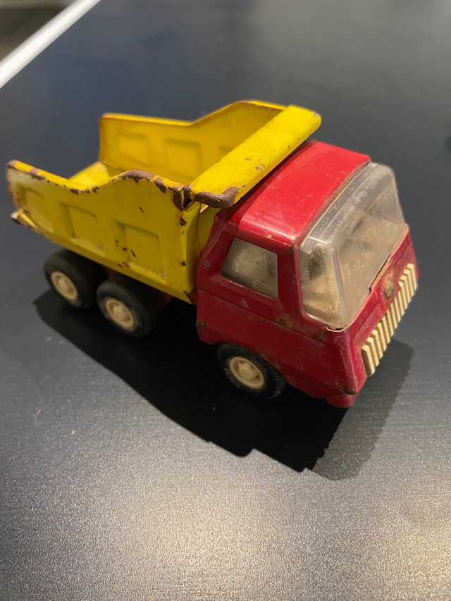 Vintage Die Cast Tonka Dump Truck 1/16 Scale  in Toys & Games in Calgary