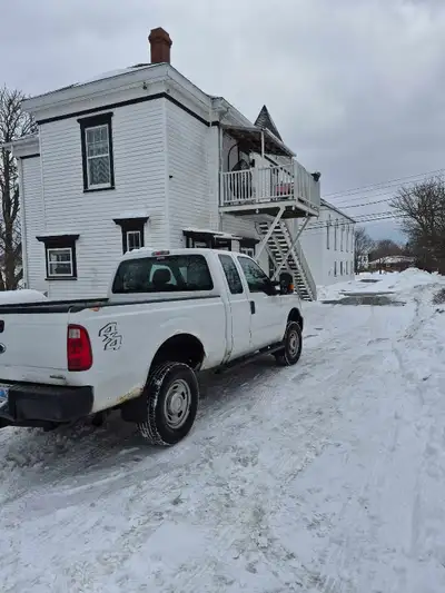 2015 Ford 250 4×4 super duty. 243000 kms. New MVI. In great shape.