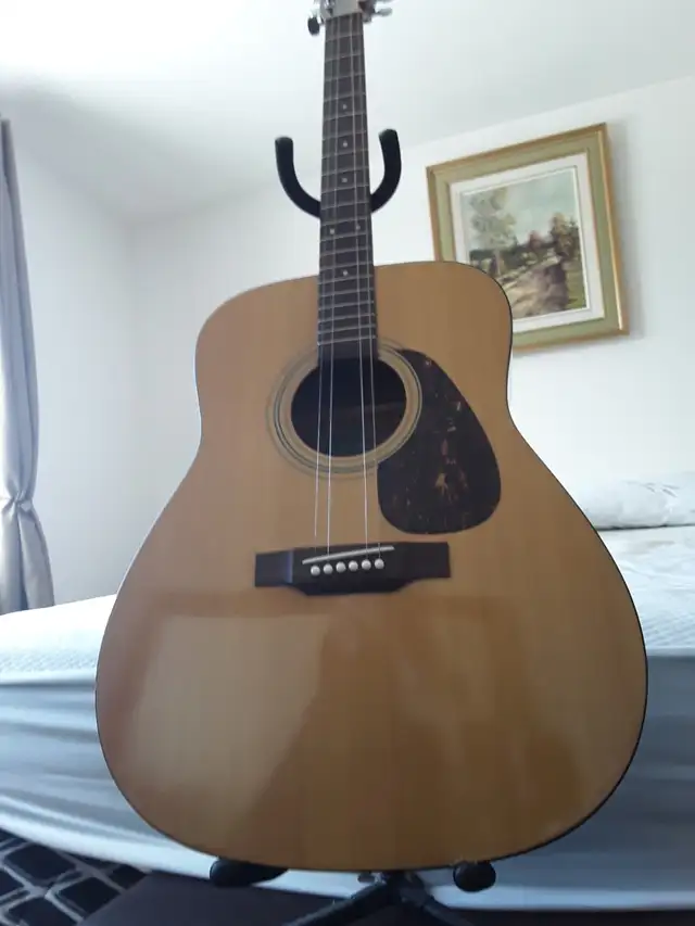 Acoustic guitar in Guitars in City of Montréal - Image 3