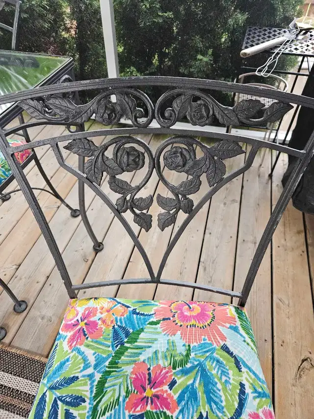 Cast Iron Table and Chairs in Dining Tables & Sets in Brockville - Image 4