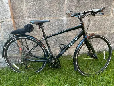 Vélo comme neuf de 2022/23. Taille 54cm ou Moyen hommes. Très peu servi. Très vite et confortable. P...