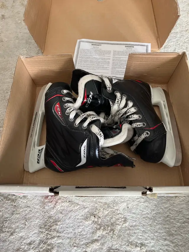 Youth hockey skates size 11.5 in Skates & Blades in Oakville / Halton Region - Image 2
