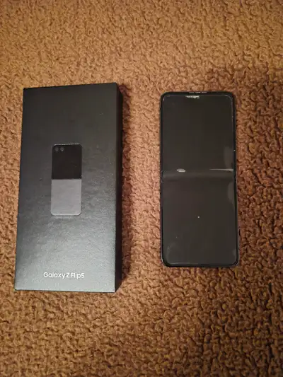 Je vend mon cellulaire pliable de marque Samsung Galaxy Z flip 5 avec un écran noir qui ne fonctionn...