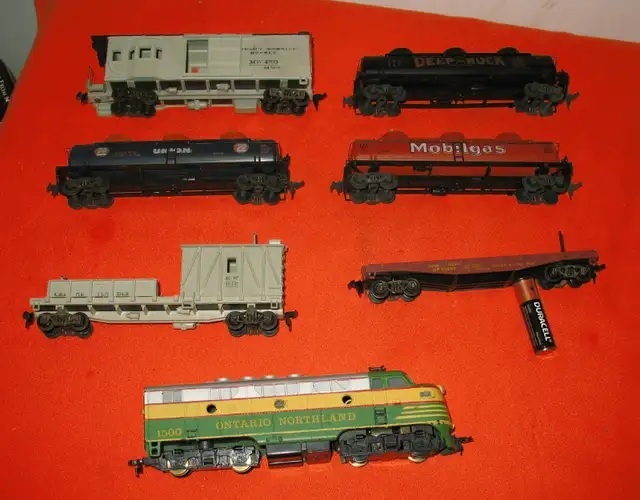 HO Scale Train Ontario Northern 1500 Diesel 6 Cars -Like New- in Arts & Collectibles in Edmonton - Image 4